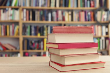 Kütüphanede kitap yığını