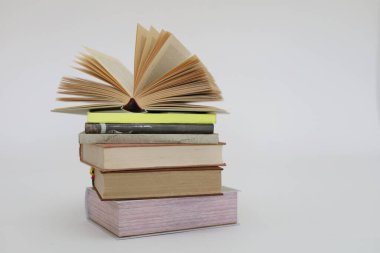 Beyaz arkaplanda izole kitap yığını