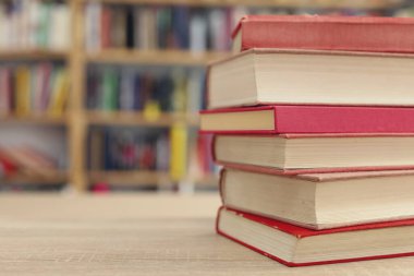 Tahta masadaki kitap yığını.