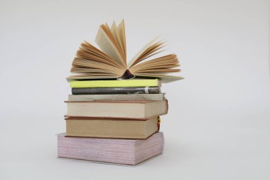 Beyaz arkaplanda izole kitap yığını