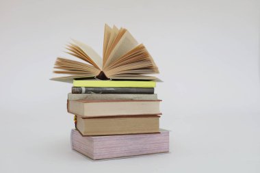 Beyaz arkaplan üzerine kitap yığını
