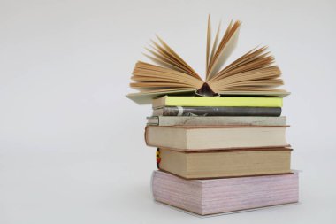 Beyaz arkaplan üzerine kitap yığını