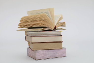 Beyaz arkaplan üzerine kitaplar