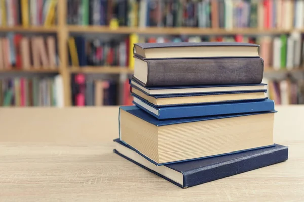 Bir yığın eski kitap