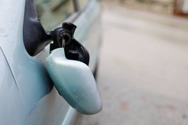 Arabanın anahtarı kapıda.