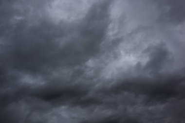 Gökyüzündeki dramatik kara fırtına bulutları