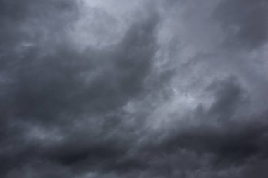 Gökyüzündeki kara bulutlar. koyu bulutların arkaplanı.