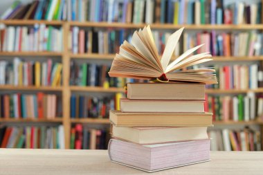 Rafta bir yığın kitap.