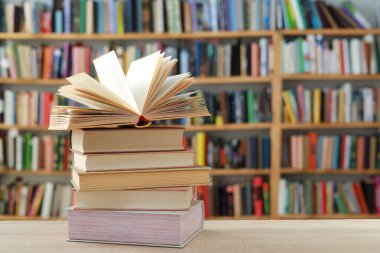 Bir yığın eski kitap