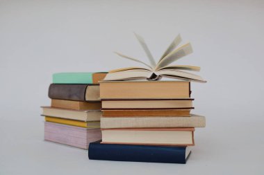 Kitapların, eğitimin, okulun, kütüphanenin, masanın üzerindeki kitapların, kitabın, okulun, kütüphanenin, eğitimin, öğrencinin, üniversitenin, sınıfın, dünyanın en ünlü yazarlarının okumaya hazır güzel kitaplarının yüksek kaliteli fotoğrafları. 