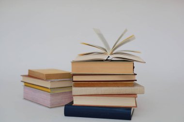 Kitapların, eğitimin, okulun, kütüphanenin, masanın üzerindeki kitapların, kitabın, okulun, kütüphanenin, eğitimin, öğrencinin, üniversitenin, sınıfın, dünyanın en ünlü yazarlarının okumaya hazır güzel kitaplarının yüksek kaliteli fotoğrafları. 