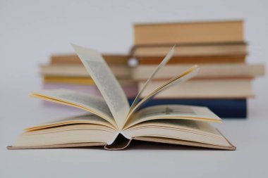 Kitapların, eğitimin, okulun, kütüphanenin, masanın üzerindeki kitapların, kitabın, okulun, kütüphanenin, eğitimin, öğrencinin, üniversitenin, sınıfın, dünyanın en ünlü yazarlarının okumaya hazır güzel kitaplarının yüksek kaliteli fotoğrafları. 