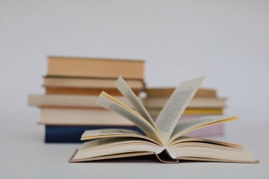 Kitapların, eğitimin, okulun, kütüphanenin, masanın üzerindeki kitapların, kitabın, okulun, kütüphanenin, eğitimin, öğrencinin, üniversitenin, sınıfın, dünyanın en ünlü yazarlarının okumaya hazır güzel kitaplarının yüksek kaliteli fotoğrafları. 