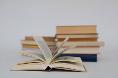 Kitapların, eğitimin, okulun, kütüphanenin, masanın üzerindeki kitapların, kitabın, okulun, kütüphanenin, eğitimin, öğrencinin, üniversitenin, sınıfın, dünyanın en ünlü yazarlarının okumaya hazır güzel kitaplarının yüksek kaliteli fotoğrafları. 