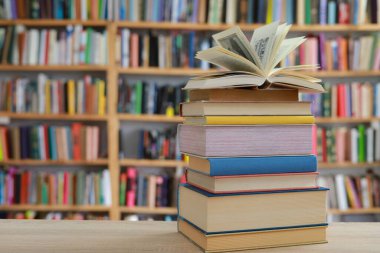 Kitapların, eğitimin, okulun, kütüphanenin, masanın üzerindeki kitapların, kitabın, okulun, kütüphanenin, eğitimin, öğrencinin, üniversitenin, sınıfın, dünyanın en ünlü yazarlarının okumaya hazır güzel kitaplarının yüksek kaliteli fotoğrafları. 