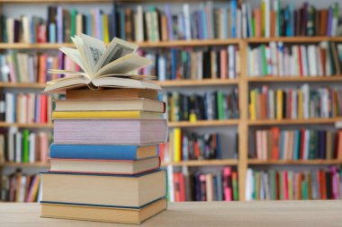 Kitapların, eğitimin, okulun, kütüphanenin, masanın üzerindeki kitapların, kitabın, okulun, kütüphanenin, eğitimin, öğrencinin, üniversitenin, sınıfın, dünyanın en ünlü yazarlarının okumaya hazır güzel kitaplarının yüksek kaliteli fotoğrafları. 