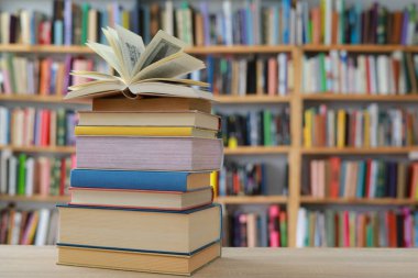 Kitapların, eğitimin, okulun, kütüphanenin, masanın üzerindeki kitapların, kitabın, okulun, kütüphanenin, eğitimin, öğrencinin, üniversitenin, sınıfın, dünyanın en ünlü yazarlarının okumaya hazır güzel kitaplarının yüksek kaliteli fotoğrafları. 
