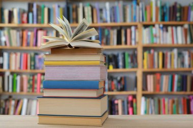 Kitapların, eğitimin, okulun, kütüphanenin, masanın üzerindeki kitapların, kitabın, okulun, kütüphanenin, eğitimin, öğrencinin, üniversitenin, sınıfın, dünyanın en ünlü yazarlarının okumaya hazır güzel kitaplarının yüksek kaliteli fotoğrafları. 