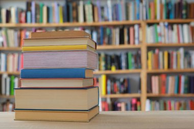 Kitapların, eğitimin, okulun, kütüphanenin, masanın üzerindeki kitapların, kitabın, okulun, kütüphanenin, eğitimin, öğrencinin, üniversitenin, sınıfın, dünyanın en ünlü yazarlarının okumaya hazır güzel kitaplarının yüksek kaliteli fotoğrafları. 
