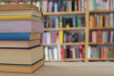 Kitapların, eğitimin, okulun, kütüphanenin, masanın üzerindeki kitapların, kitabın, okulun, kütüphanenin, eğitimin, öğrencinin, üniversitenin, sınıfın, dünyanın en ünlü yazarlarının okumaya hazır güzel kitaplarının yüksek kaliteli fotoğrafları. 