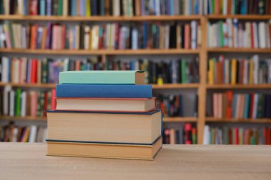 Kitapların, eğitimin, okulun, kütüphanenin, masanın üzerindeki kitapların, kitabın, okulun, kütüphanenin, eğitimin, öğrencinin, üniversitenin, sınıfın, dünyanın en ünlü yazarlarının okumaya hazır güzel kitaplarının yüksek kaliteli fotoğrafları. 