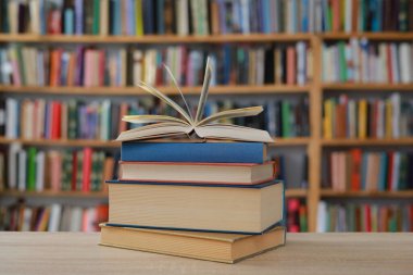 Kitapların, eğitimin, okulun, kütüphanenin, masanın üzerindeki kitapların, kitabın, okulun, kütüphanenin, eğitimin, öğrencinin, üniversitenin, sınıfın, dünyanın en ünlü yazarlarının okumaya hazır güzel kitaplarının yüksek kaliteli fotoğrafları. 