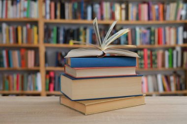 Kitapların, eğitimin, okulun, kütüphanenin, masanın üzerindeki kitapların, kitabın, okulun, kütüphanenin, eğitimin, öğrencinin, üniversitenin, sınıfın, dünyanın en ünlü yazarlarının okumaya hazır güzel kitaplarının yüksek kaliteli fotoğrafları. 