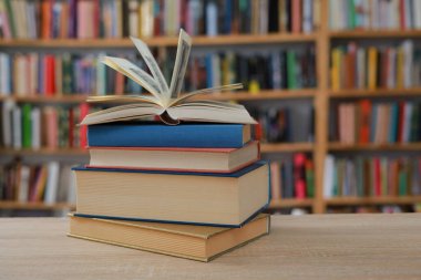 Kitapların, eğitimin, okulun, kütüphanenin, masanın üzerindeki kitapların, kitabın, okulun, kütüphanenin, eğitimin, öğrencinin, üniversitenin, sınıfın, dünyanın en ünlü yazarlarının okumaya hazır güzel kitaplarının yüksek kaliteli fotoğrafları. 