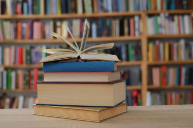 Kitapların, eğitimin, okulun, kütüphanenin, masanın üzerindeki kitapların, kitabın, okulun, kütüphanenin, eğitimin, öğrencinin, üniversitenin, sınıfın, dünyanın en ünlü yazarlarının okumaya hazır güzel kitaplarının yüksek kaliteli fotoğrafları. 
