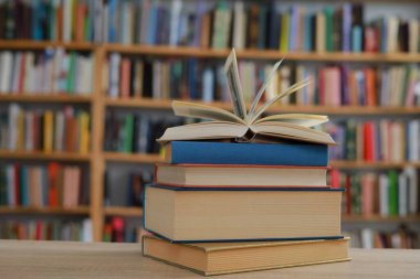 Kitapların, eğitimin, okulun, kütüphanenin, masanın üzerindeki kitapların, kitabın, okulun, kütüphanenin, eğitimin, öğrencinin, üniversitenin, sınıfın, dünyanın en ünlü yazarlarının okumaya hazır güzel kitaplarının yüksek kaliteli fotoğrafları. 