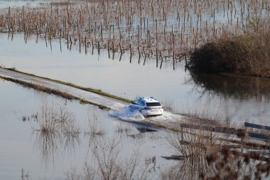 Vrgorac, Hırvatistan, 06.12.2025. Su basmış yol. Polis sel basmış yolda devriye geziyor..