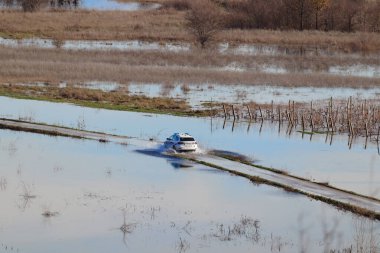Vrgorac, Hırvatistan, 06.12.2025. Su basmış yol. Polis sel basmış yolda devriye geziyor..
