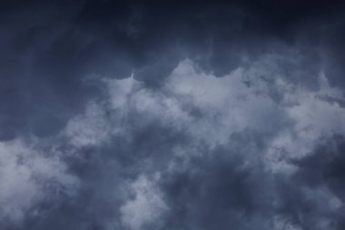 Karanlık gökyüzü yağmurda