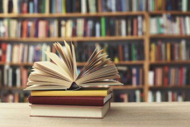 Masanın üzerinde açık bir kitap