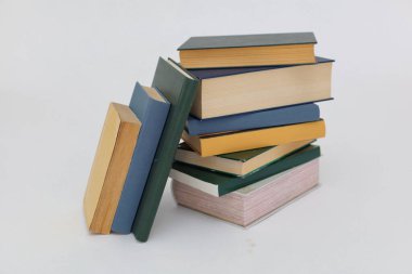 Beyaz arkaplan üzerine kitap yığını