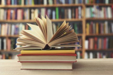 Tahta masanın üzerinde açık bir kitap