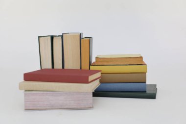 Beyaz arkaplan üzerine kitap yığını