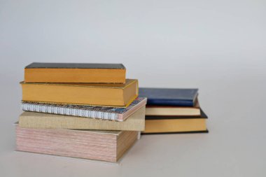 Beyaz arkaplan üzerine kitap yığını