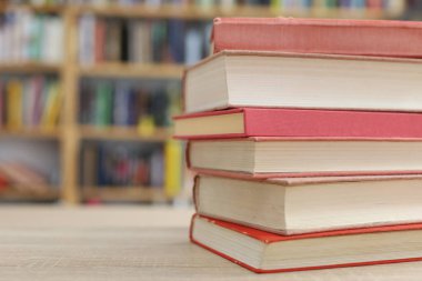 Tahta masadaki kitap yığını.