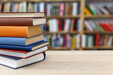 Bulanık arka plana karşı bir yığın kitap. Metin için boşluk