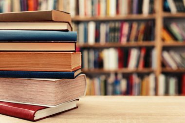 Kitaplar ve eski kitaplar masanın üstünde, kütüphane.