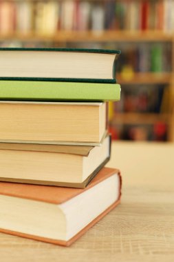 Tahta masadaki kitap yığını.