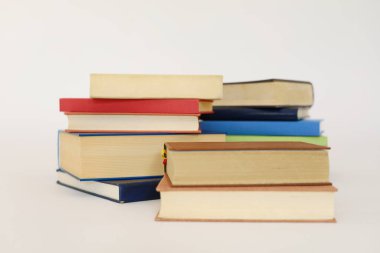 Beyaz arkaplan üzerine kitap yığını