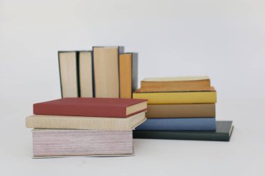 Beyaz arkaplanda izole edilmiş renkli kitapların yığını
