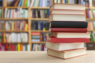 Kütüphanenin önüne kitap yığını