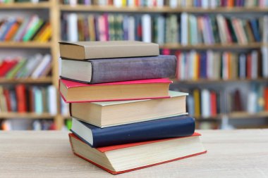 Kitaplar kütüphane masasında.