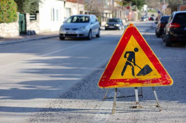 Yol üzerindeki trafik işareti