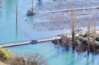 Şehirdeki nehrin havadan görünüşü