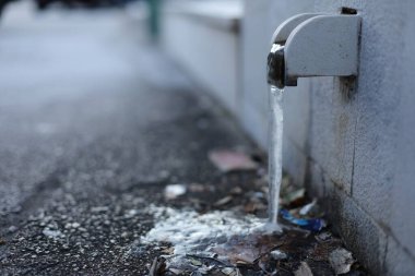 Buz, donmuş, siyah arka planda su musluğu, şehirde su musluğu.,