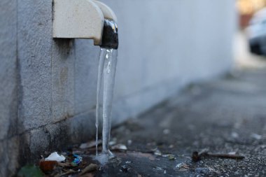 Buz, donmuş, siyah arka planda su musluğu, şehirde su musluğu.,